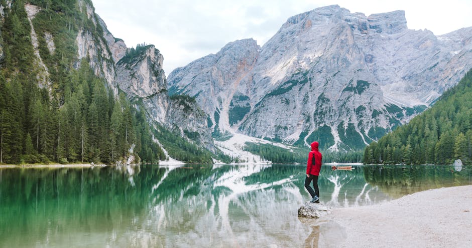 Osoba kraj jezera Braies s Dolomitima